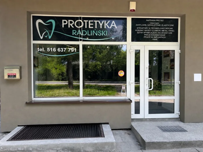 Wejście do pracowni Protetyka Radliński — ul. Gliwicka 32, Rybnik